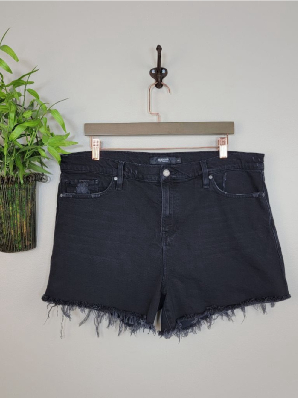Hudson 33 Gemma Cut Off Mid Rise Jean Shorts Black Wash Stretchy Frayed Raw Hem